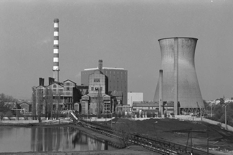 Les chaufferies de la centrale thermique de Lucy II photographiées depuis l'estacade de rebroussement du Lavoir des Chavannes (an arrière plan : cheminée, salle des machines et tour de réfrigération de Lucy III). © Frédéric Pillet / Région Bourgogne-Franche-Comté, Inventaire du patrimoine - 2000
