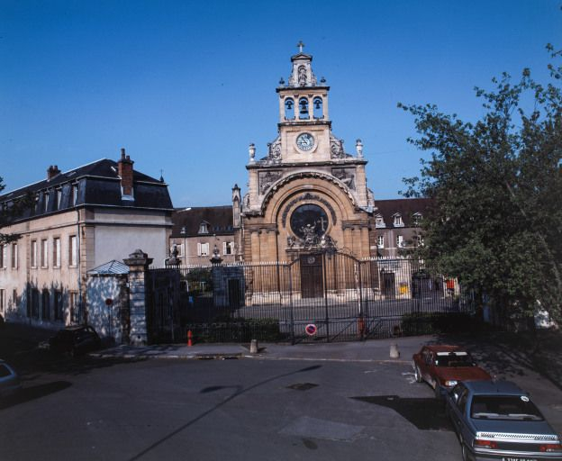 Vue d'ensemble avec la façade de la chapelle. © Jean-Luc Duthu / Région Bourgogne-Franche-Comté, Inventaire du patrimoine - 2001