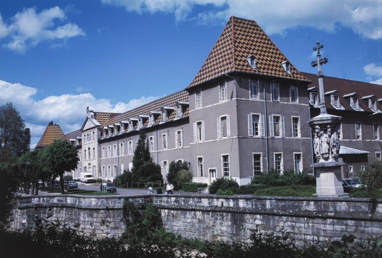Façade postérieure (ouest) et croix de l'ancien cimetière. © Jean-Luc Duthu / Région Bourgogne-Franche-Comté, Inventaire du patrimoine - 2001