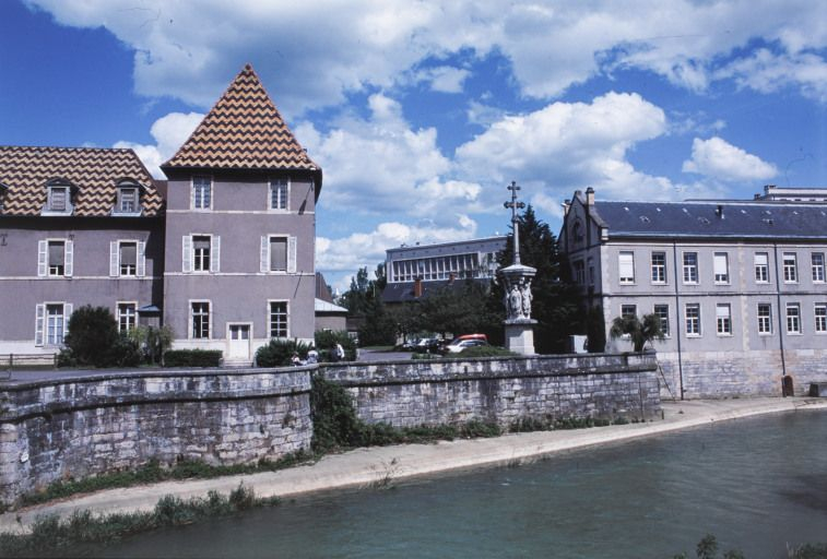 Façades postérieure (ouest) et latérale (sud). © Jean-Luc Duthu / Région Bourgogne-Franche-Comté, Inventaire du patrimoine - 2001