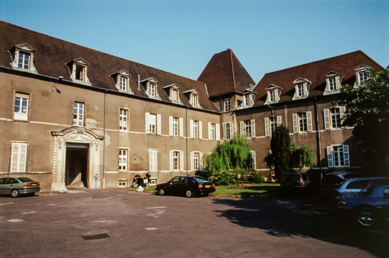Première cour. © Jean-Luc Duthu / Région Bourgogne-Franche-Comté, Inventaire du patrimoine - 2001