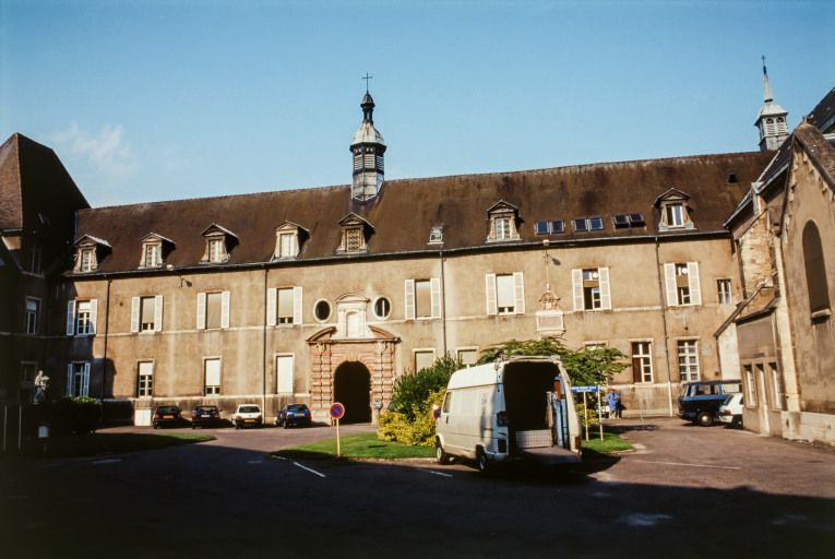 Cour au sud de la grande chapelle. © Jean-Luc Duthu / Région Bourgogne-Franche-Comté, Inventaire du patrimoine - 2001