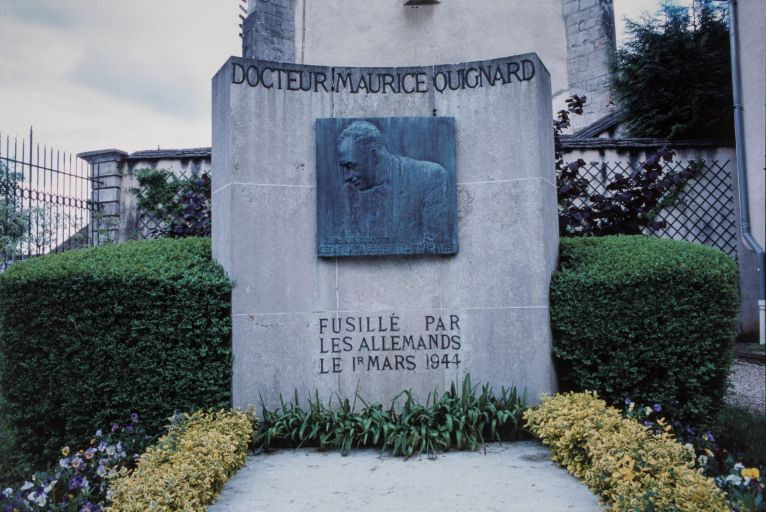 Détail de la stèle érigée en l'honneur du docteur Maurice Quignard. © Jean-Luc Duthu / Région Bourgogne-Franche-Comté, Inventaire du patrimoine - 2001