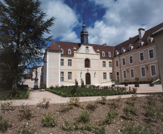 Vue d'ensemble de la cour antérieure. © Jean-Luc Duthu / Région Bourgogne-Franche-Comté, Inventaire du patrimoine - 2001
