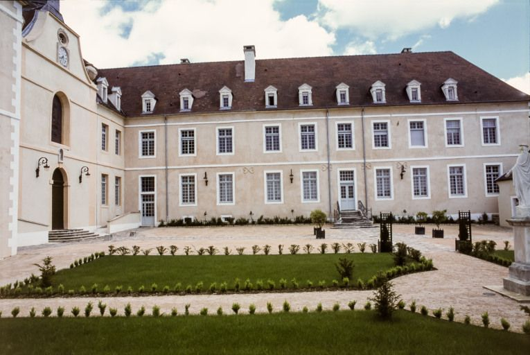 Cour antérieure : aile droite. © Jean-Luc Duthu / Région Bourgogne-Franche-Comté, Inventaire du patrimoine - 2001