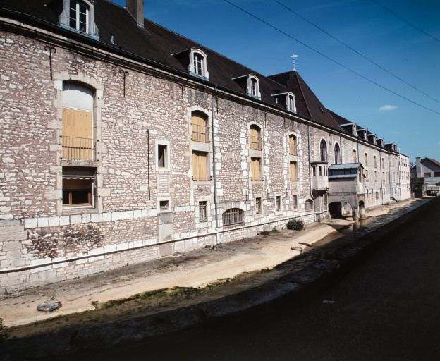 Façade postérieure des salles de malades, sur le Meuzin. © Jean-Luc Duthu / Région Bourgogne-Franche-Comté, Inventaire du patrimoine - 2001