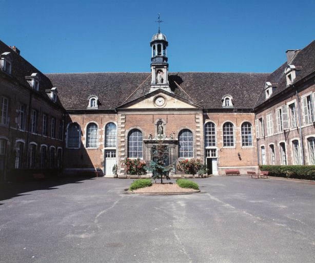 Façade du corps central. © Jean-Luc Duthu / Région Bourgogne-Franche-Comté, Inventaire du patrimoine - 2001