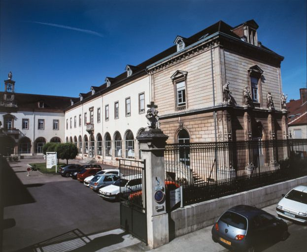 Vue de la cour intérieure et de l'aile droite. © Jean-Luc Duthu / Région Bourgogne-Franche-Comté, Inventaire du patrimoine - 2001