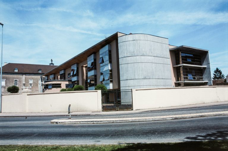 Bâtiments de la seconde moitié du 20e siècle. © Jean-Luc Duthu / Région Bourgogne-Franche-Comté, Inventaire du patrimoine - 2001