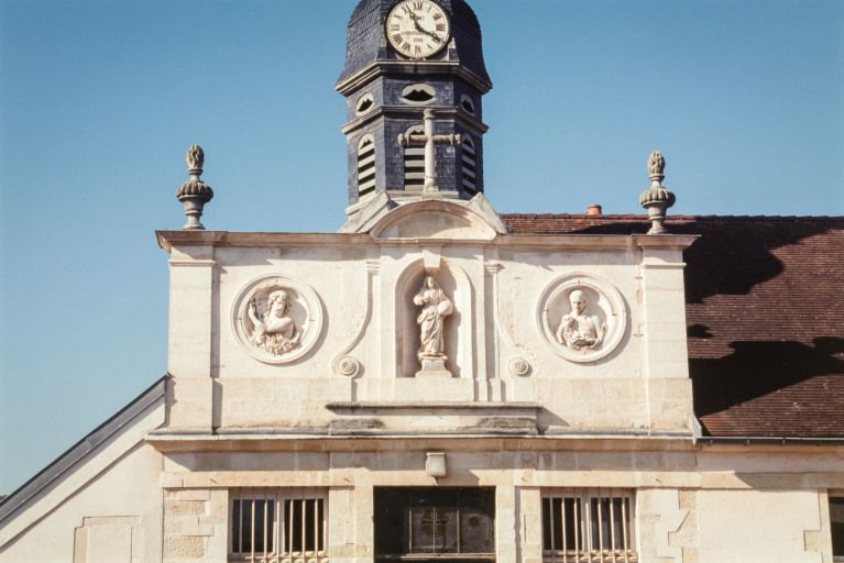 Façade de la chapelle : détail du décor sculpté (Salvator mundi, saint Jean-Baptiste, saint Vincent de Paul). © Jean-Luc Duthu / Région Bourgogne-Franche-Comté, Inventaire du patrimoine - 2001