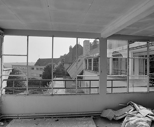 Corps central et aile est, vue prise de l'aile ouest. © Michel Rosso / Région Bourgogne-Franche-Comté, Inventaire du patrimoine - 2001