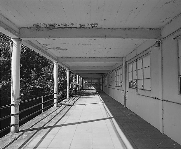 Galerie de cure ouest, façade sud-est. © Michel Rosso / Région Bourgogne-Franche-Comté, Inventaire du patrimoine - 2001