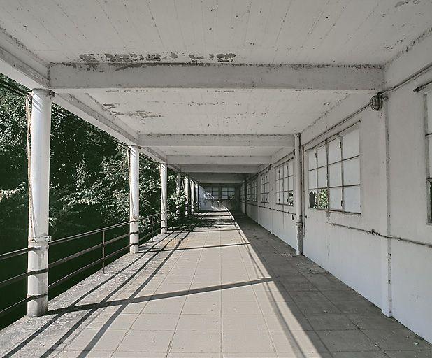 Galerie de cure ouest, façade sud-est. © Michel Rosso / Région Bourgogne-Franche-Comté, Inventaire du patrimoine - 2001