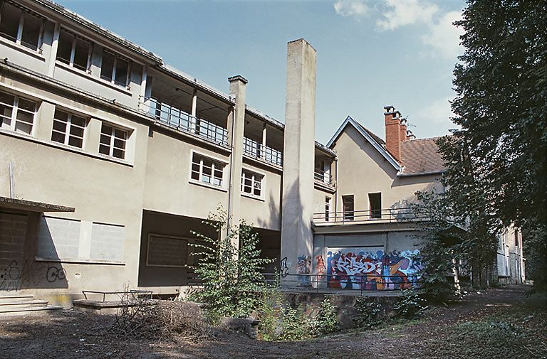 Bâtiment entre le corps central et l'aile ouest. © Michel Rosso / Région Bourgogne-Franche-Comté, Inventaire du patrimoine - 2001