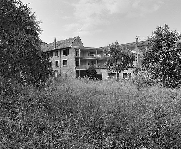 Galerie de cure est, façade sud-est. © Michel Rosso / Région Bourgogne-Franche-Comté, Inventaire du patrimoine - 2001