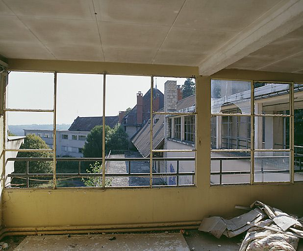 Corps central et aile est, vue prise de l'aile ouest. © Michel Rosso / Région Bourgogne-Franche-Comté, Inventaire du patrimoine - 2001