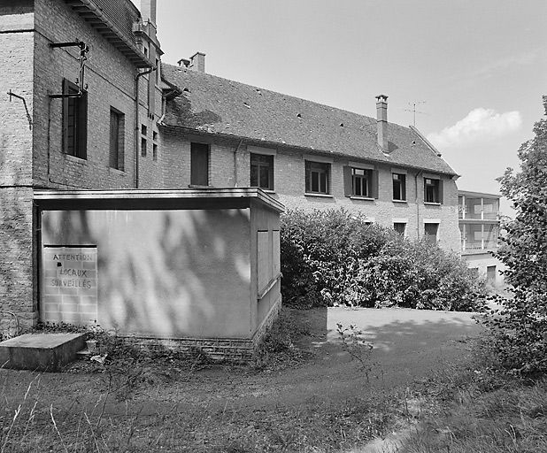Pavillon du corps de bâtiment central et élévation sud-est de l'aile est. © Michel Rosso / Région Bourgogne-Franche-Comté, Inventaire du patrimoine - 2001
