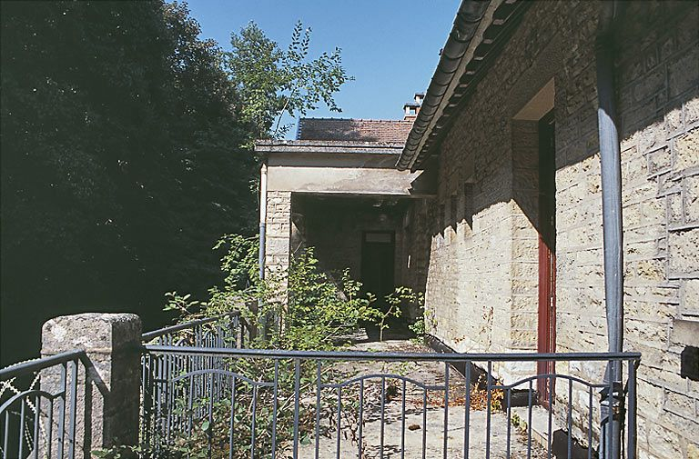 Bâtiment central, terrasses de la façade sud. © Michel Rosso / Région Bourgogne-Franche-Comté, Inventaire du patrimoine - 2001