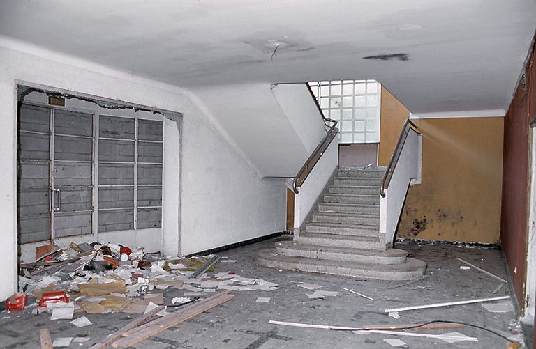 Aile ouest, extrémité ouest, étage de soubassement : hall de la salle de conférences et de spectacles. © Michel Rosso / Région Bourgogne-Franche-Comté, Inventaire du patrimoine - 2001