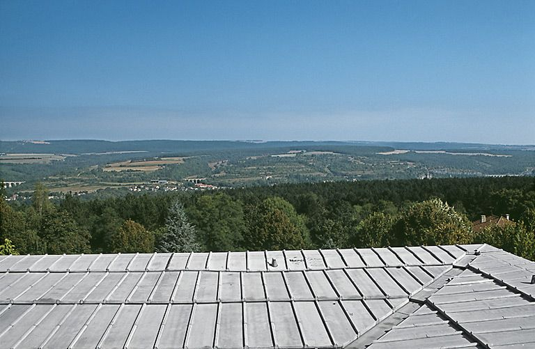 Toiture de l'aile ouest et site. © Michel Rosso / Région Bourgogne-Franche-Comté, Inventaire du patrimoine - 2001