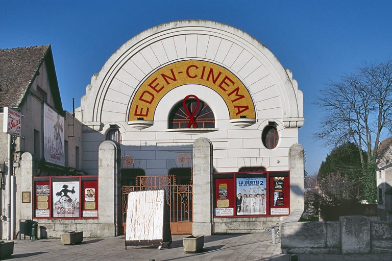 cinéma cercle de sociabilité salle des fêtes © Jean-Luc Duthu / Région Bourgogne-Franche-Comté, Inventaire du patrimoine - 2001  cinéma cercle de sociabilité salle des fêtes © Jean-Luc Duthu / Région Bourgogne-Franche-Comté, Inventaire du patrimoine - 2001