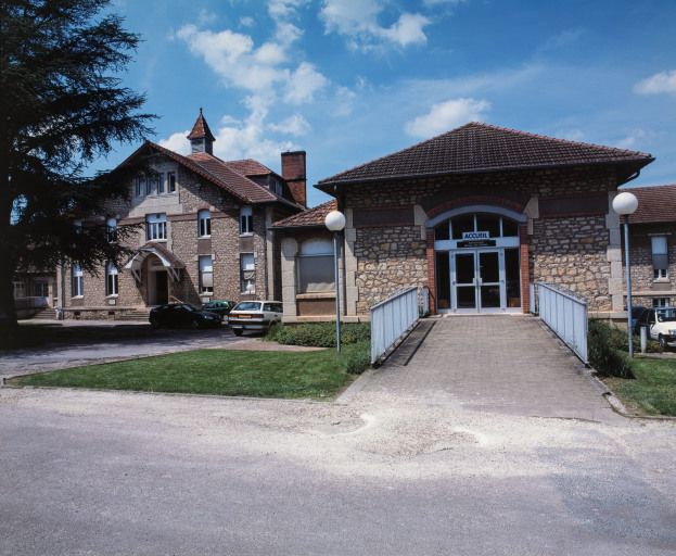 Bâtiment principal et aile droite. © Jean-Luc Duthu / Région Bourgogne-Franche-Comté, Inventaire du patrimoine - 2001