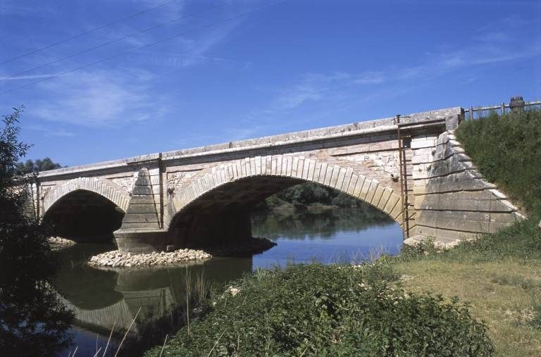Vue de deux arches. © Jean-Luc Duthu / Région Bourgogne-Franche-Comté, Inventaire du patrimoine - 2001