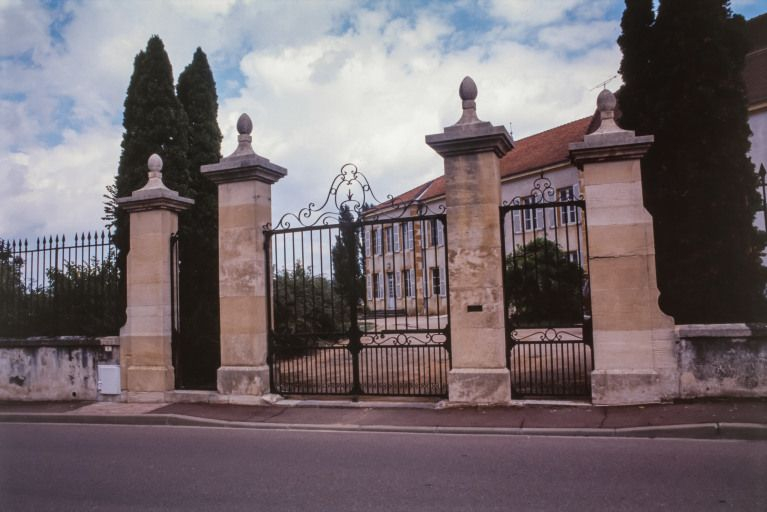 Grille d'entrée. © Jean-Luc Duthu / Région Bourgogne-Franche-Comté, Inventaire du patrimoine - 2001