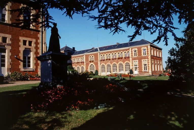 Aile droite. © Jean-Luc Duthu / Région Bourgogne-Franche-Comté, Inventaire du patrimoine - 2001 Aile droite. © Jean-Luc Duthu / Région Bourgogne-Franche-Comté, Inventaire du patrimoine - 2001