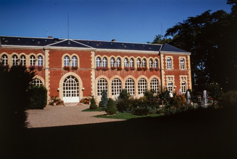 Aile droite, façade antérieure. © Jean-Luc Duthu / Région Bourgogne-Franche-Comté, Inventaire du patrimoine - 2001 Aile droite, façade antérieure. © Jean-Luc Duthu / Région Bourgogne-Franche-Comté, Inventaire du patrimoine - 2001