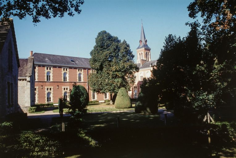 Bâtiment en retour sur la façade postérieure de l'aile gauche. © Jean-Luc Duthu / Région Bourgogne-Franche-Comté, Inventaire du patrimoine - 2001 Bâtiment en retour sur la façade postérieure de l'aile gauche. © Jean-Luc Duthu / Région Bourgogne-Franche-Comté, Inventaire du patrimoine - 2001