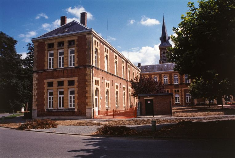 Bâtiment en retour sur la façade postérieure de l'aile droite. © Jean-Luc Duthu / Région Bourgogne-Franche-Comté, Inventaire du patrimoine - 2001 Bâtiment en retour sur la façade postérieure de l'aile droite. © Jean-Luc Duthu / Région Bourgogne-Franche-Comté, Inventaire du patrimoine - 2001
