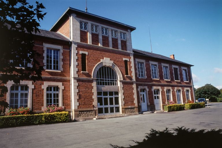 Bâtiment de service, façade antérieure. © Jean-Luc Duthu / Région Bourgogne-Franche-Comté, Inventaire du patrimoine - 2001 Bâtiment de service, façade antérieure. © Jean-Luc Duthu / Région Bourgogne-Franche-Comté, Inventaire du patrimoine - 2001