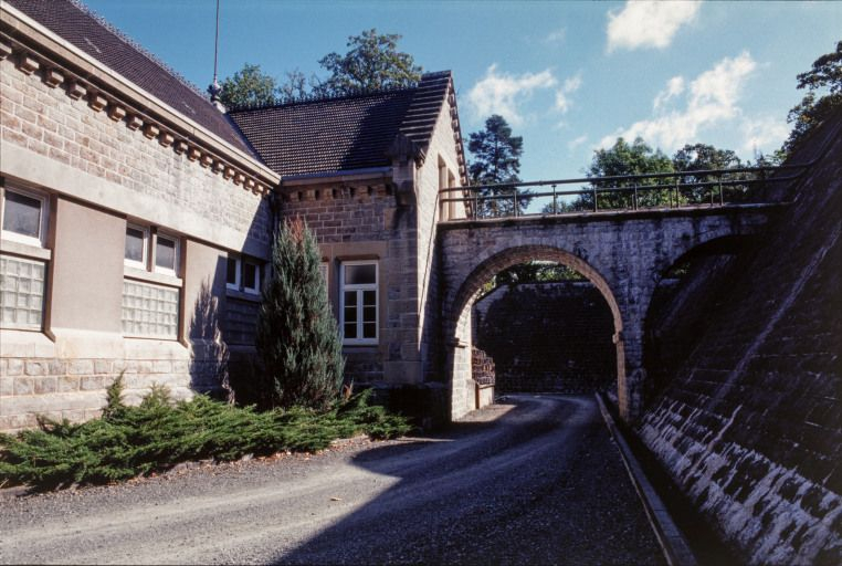 Elévation postérieure et pont-aqueduc. © Jean-Luc Duthu / Région Bourgogne-Franche-Comté, Inventaire du patrimoine - 2001 Elévation postérieure et pont-aqueduc. © Jean-Luc Duthu / Région Bourgogne-Franche-Comté, Inventaire du patrimoine - 2001
