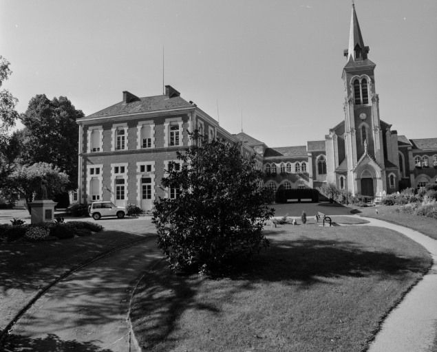Chapelle et aile gauche. © Jean-Luc Duthu / Région Bourgogne-Franche-Comté, Inventaire du patrimoine - 2001 Chapelle et aile gauche. © Jean-Luc Duthu / Région Bourgogne-Franche-Comté, Inventaire du patrimoine - 2001