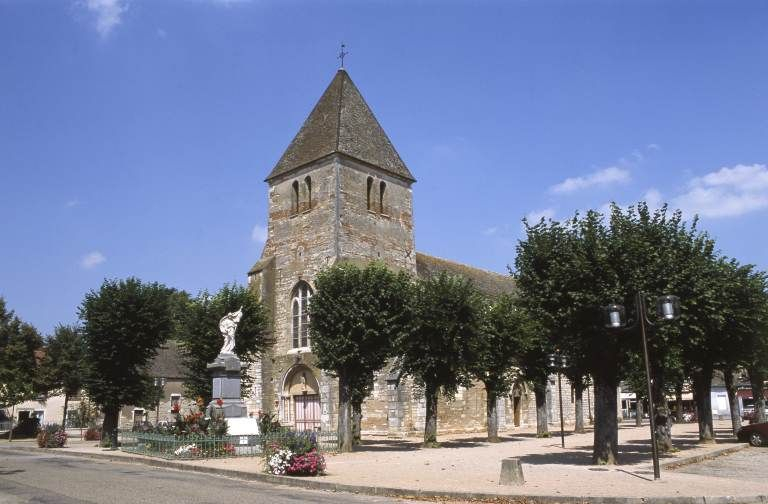 Façade et élévation droite. © Michel Rosso / Région Bourgogne-Franche-Comté, Inventaire du patrimoine - 2001