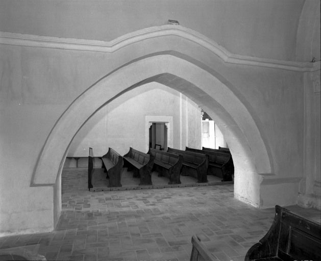 Chapelle gauche (nord), arcade brisée ouvrant sur l'avant-choeur. © Michel Rosso / Région Bourgogne-Franche-Comté, Inventaire du patrimoine - 2001