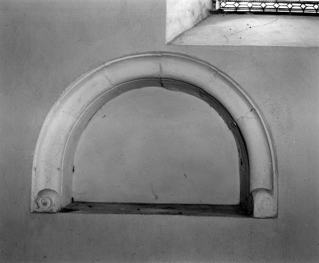Chapelle du bas-côté droit (sud), niche lavabo. © Michel Rosso / Région Bourgogne-Franche-Comté, Inventaire du patrimoine - 2001