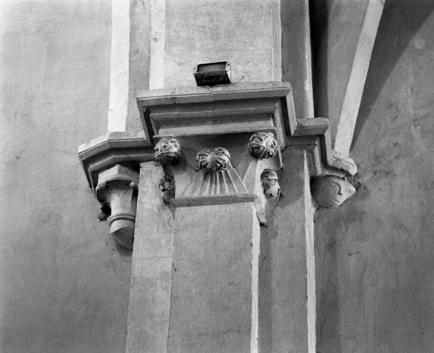 Nef, vaisseau central, chapiteau droit du 2e arc doubleau. © Michel Rosso / Région Bourgogne-Franche-Comté, Inventaire du patrimoine - 2001