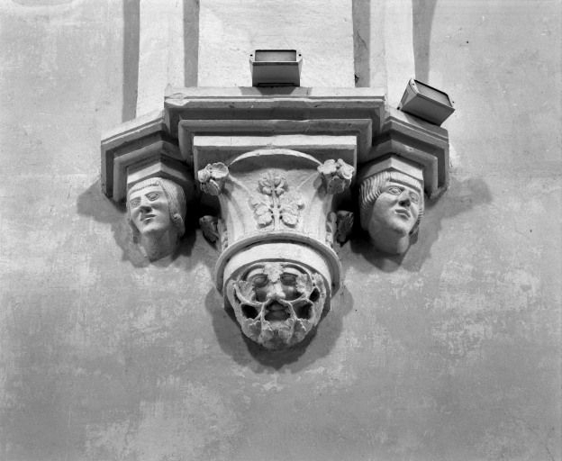 Avant-choeur, mur gauche : culots situés entre les 2 travées. © Michel Rosso / Région Bourgogne-Franche-Comté, Inventaire du patrimoine - 2001