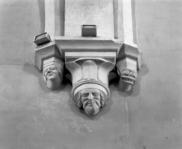 Avant-choeur, mur droit : culots situés entre les 2 travées. © Michel Rosso / Région Bourgogne-Franche-Comté, Inventaire du patrimoine - 2001