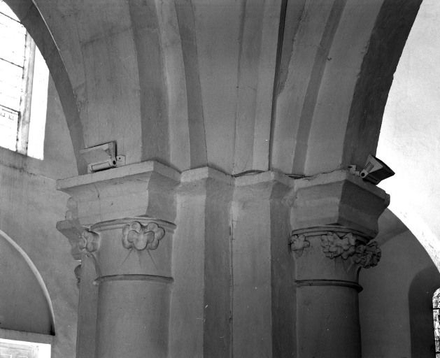 Bas-côté droit, 2e travée, chapiteaux de l'angle antérieur gauche. © Michel Rosso / Région Bourgogne-Franche-Comté, Inventaire du patrimoine - 2001