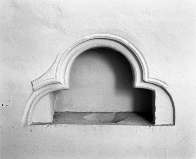 Nef, lavabo de l'autel droit. © Michel Rosso / Région Bourgogne-Franche-Comté, Inventaire du patrimoine - 2001