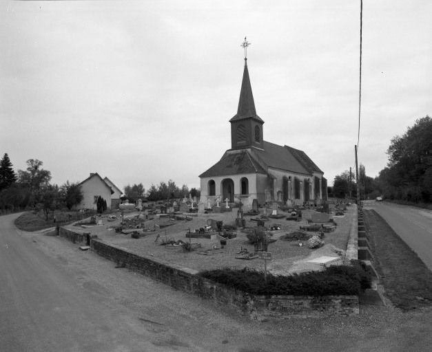 Vue d'ensemble, façade et élévation droite. © Michel Rosso / Région Bourgogne-Franche-Comté, Inventaire du patrimoine - 2001