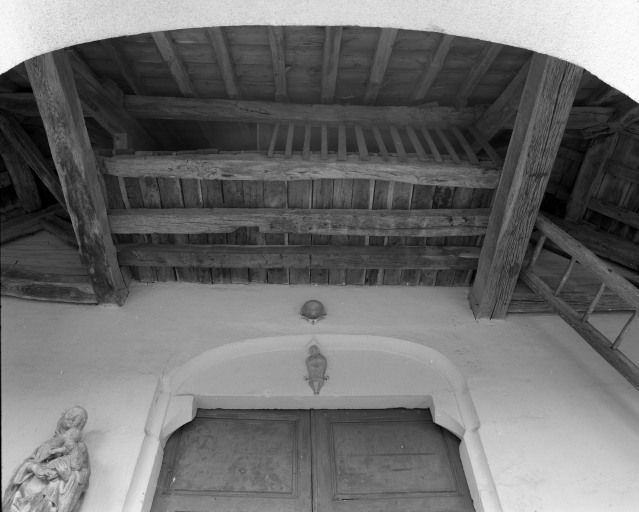 Porche, galerie permettant l'accès au clocher. © Michel Rosso / Région Bourgogne-Franche-Comté, Inventaire du patrimoine - 2001