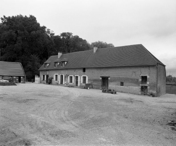 Bâtiment abritant le logis et des dépendances sous le même toit. © Michel Rosso / Région Bourgogne-Franche-Comté, Inventaire du patrimoine - 2001