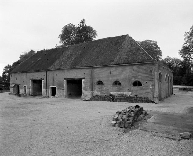Elévations est et nord du grand bâtiment de dépendances. © Michel Rosso / Région Bourgogne-Franche-Comté, Inventaire du patrimoine - 2001