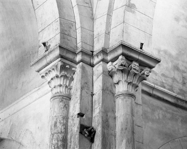 Croisée du transept : chapiteaux de l'angle sud-ouest. © Michel Rosso / Région Bourgogne-Franche-Comté, Inventaire du patrimoine - 2001