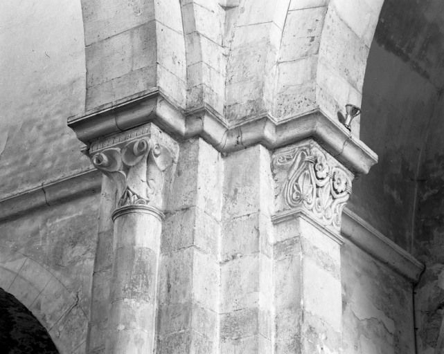 Croisée du transept : chapiteaux de l'angle nord-ouest. © Michel Rosso / Région Bourgogne-Franche-Comté, Inventaire du patrimoine - 2001