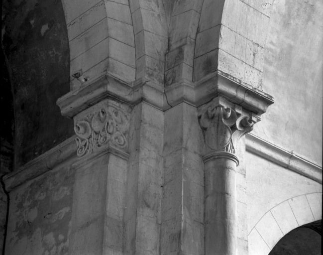 Croisée du transept : chapiteaux de l'angle nord-est. © Michel Rosso / Région Bourgogne-Franche-Comté, Inventaire du patrimoine - 2001